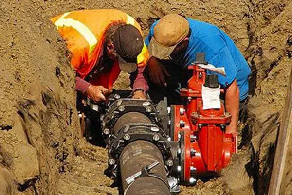 Raccordement tout à l'égout près de Périers